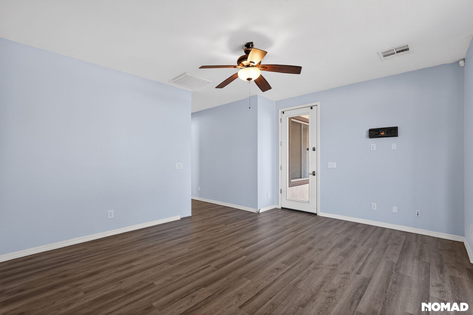 Building Photo - 2140 W Desert Ln