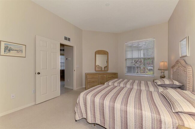 Building Photo - 549 Fallbrook Dr