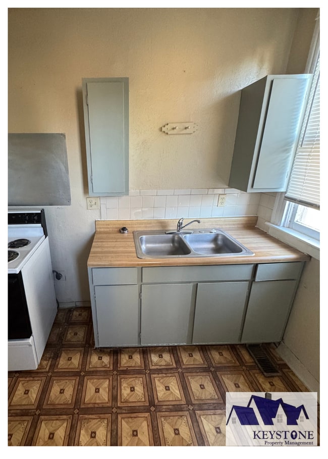 Building Photo - $400 Off Move In Special! Ground Level, One Bedroom Apartment - All Utilities Included! $800/$800