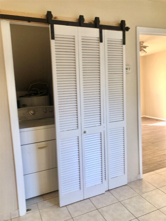 Building Photo - 6310 S Briar Bayou Dr