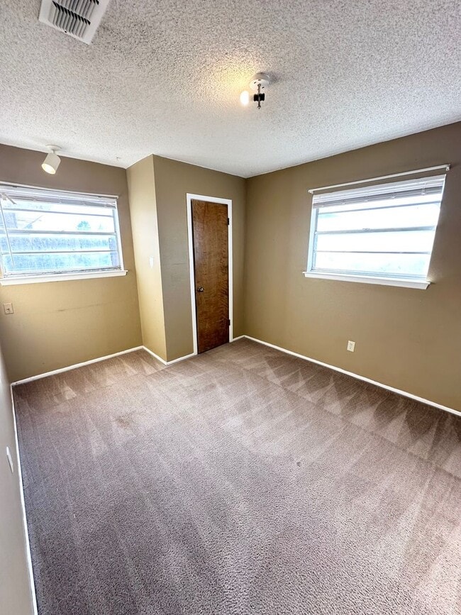 Building Photo - 3 Bed 2 Bath Ready to Rent ASAP