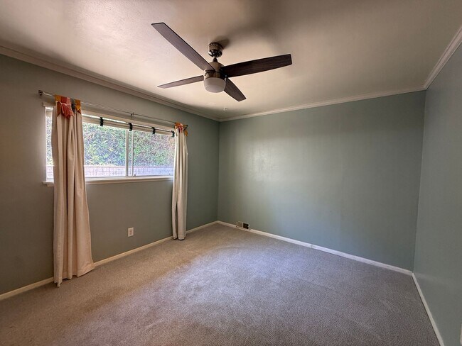 Building Photo - Large Ranch-Style Home in Vista