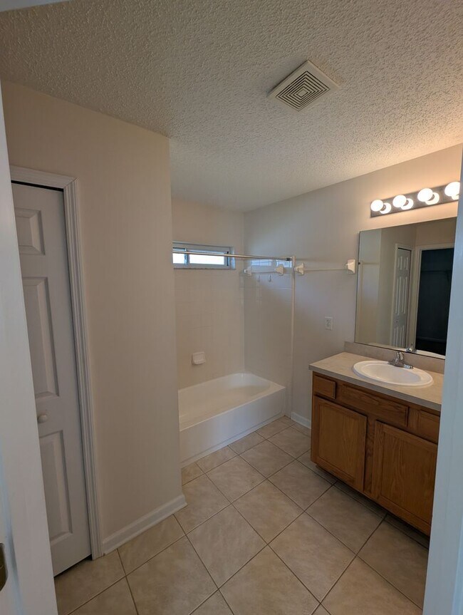 Building Photo - Great 4 Bedroom 2 Bath home in Heritage Park