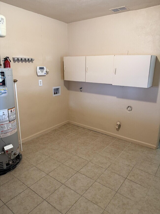 Building Photo - Charming 3 bed/2 bath house in the Heart o...