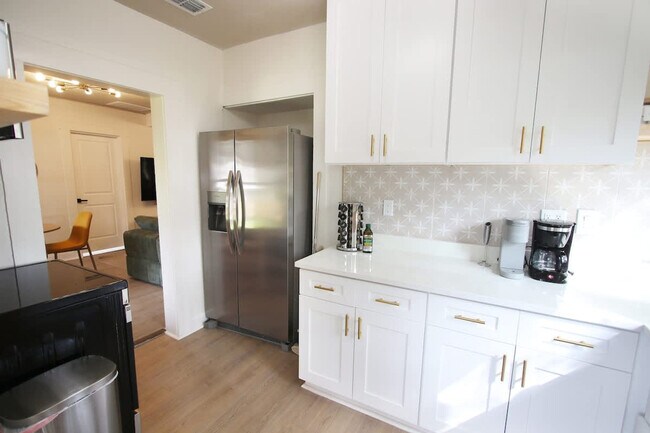 Building Photo - 102 W Emma St