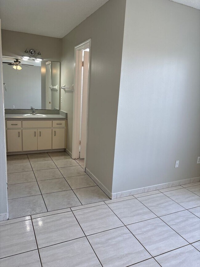 Building Photo - Orlando - Beautiful 3 Bedroom 2 Bathroom Home with Waterview!