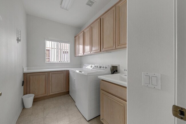 Building Photo - 78549 Links Dr