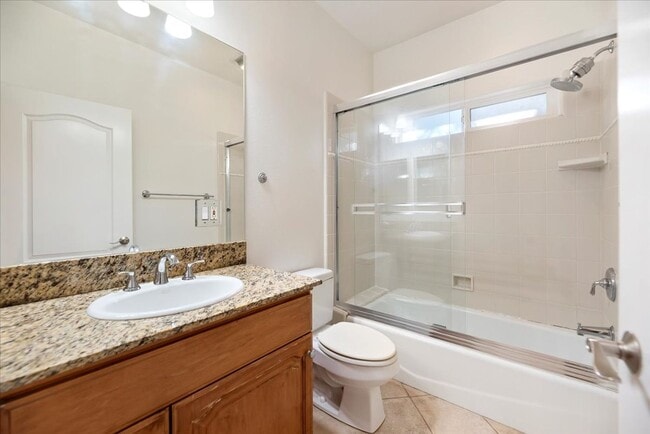 Building Photo - 637 N Fairview St