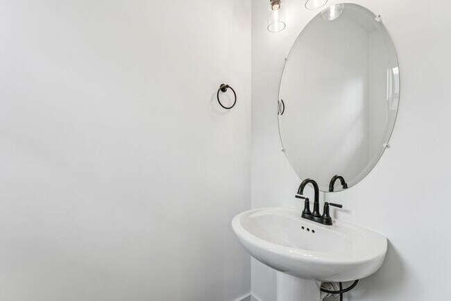 Building Photo - High-End 2BR Townhome | Rooftop Terrace + 2-Car Garage | 24-Unit Commnity