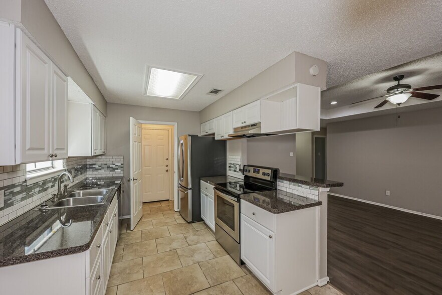 Building Photo - 8540 Whitney Dr