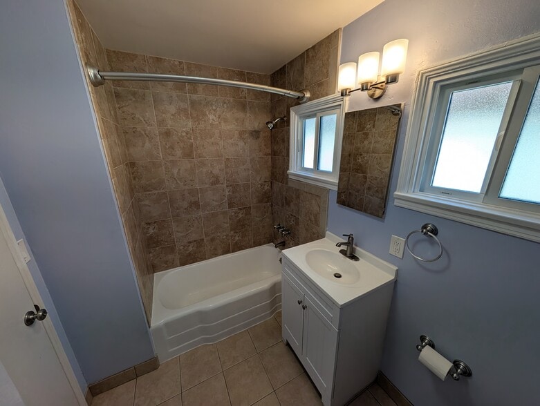 Full-size combination bathtub/shower - 4828 Sawtelle Blvd