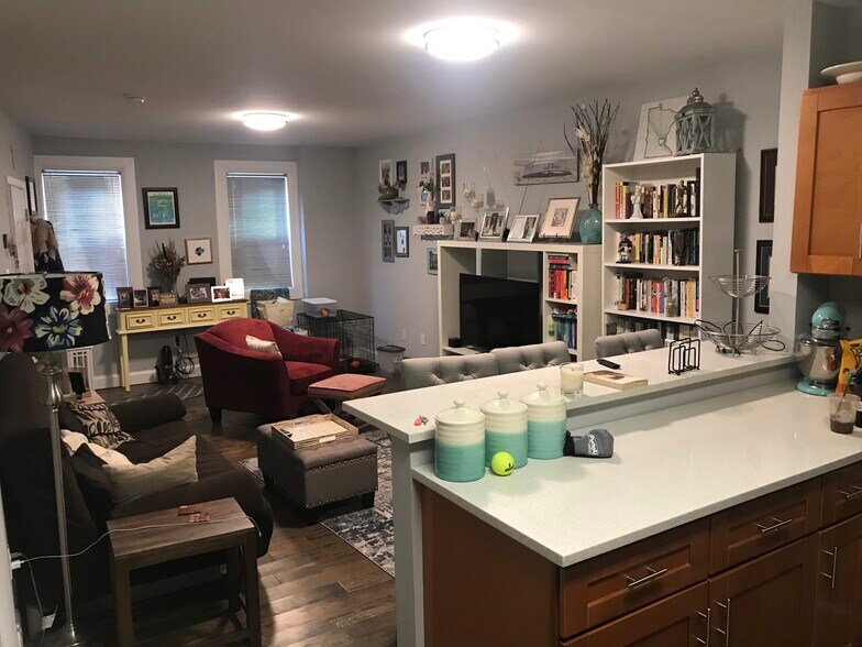 Building Photo - 2057 South St