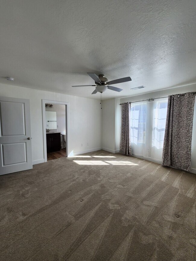 Building Photo - Beautiful Modern Townhome with Spacious La...
