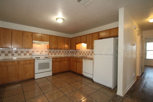 Building Photo - New Fence!