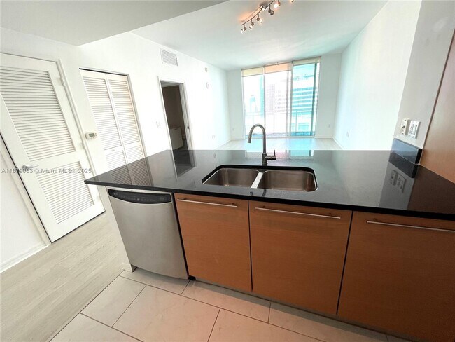 Building Photo - 950 Brickell Bay Dr