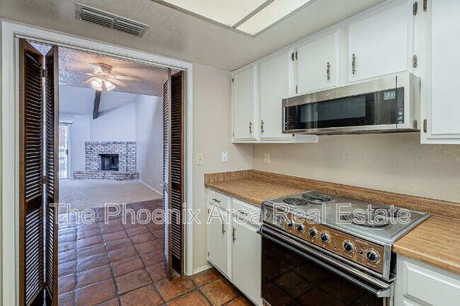 Building Photo - 2256 W Lindner Ave