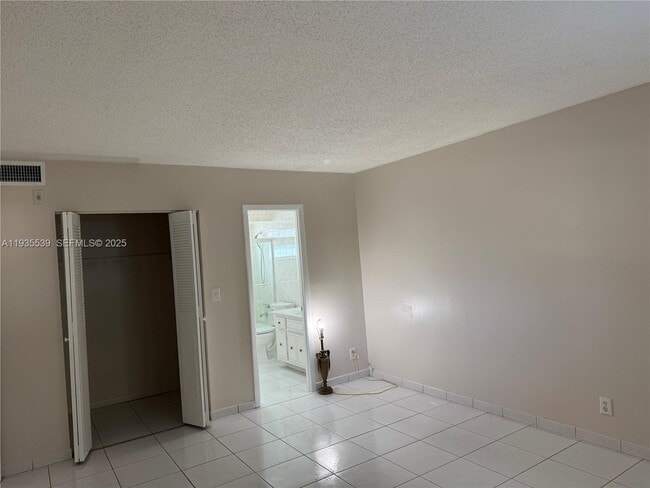 Building Photo - 5061 W Oakland Park Blvd