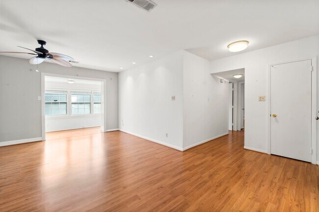 Building Photo - 2824 Briarhurst Dr