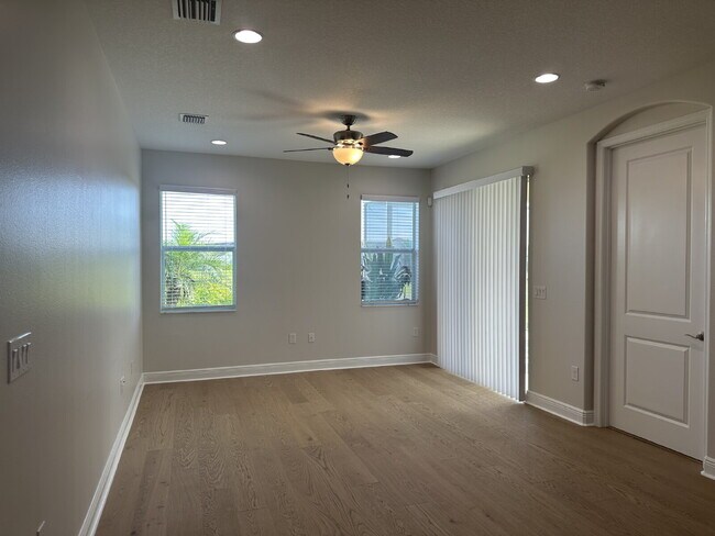Building Photo - 3 bedroom, 2 bathroom in desirable Loren Cove
