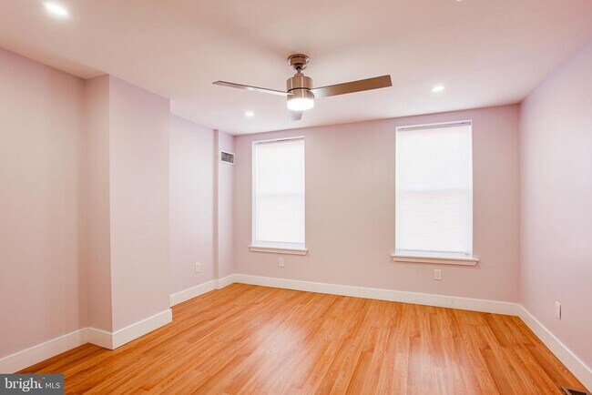 Building Photo - 1317 N Myrtlewood St