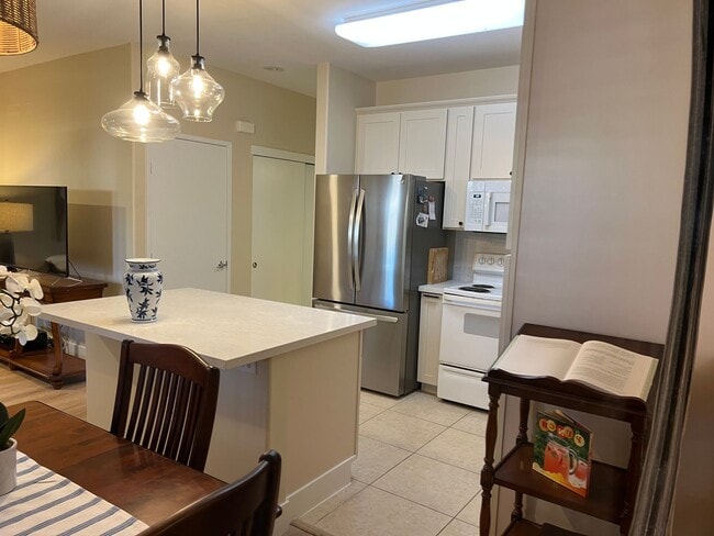 Building Photo - Fully Furnished & remodeled, ground floor,...
