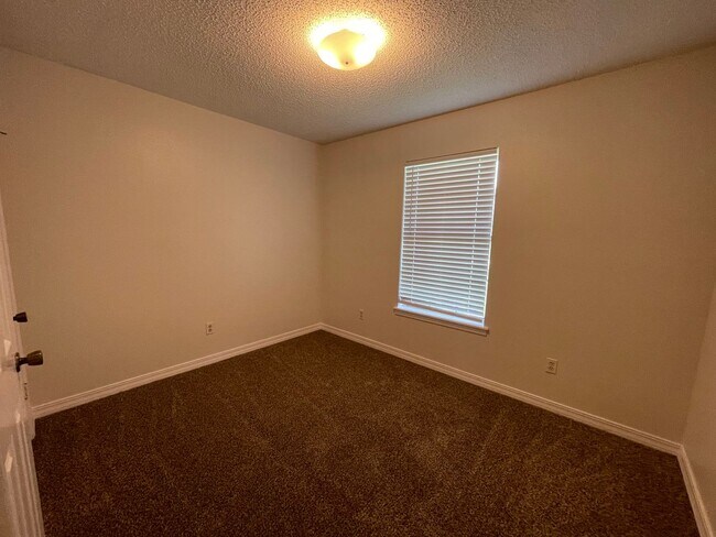 Building Photo - Brookhaven Estates Charmer!