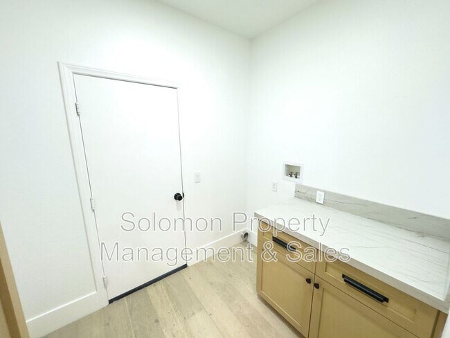 Building Photo - 1111 Britem Ct