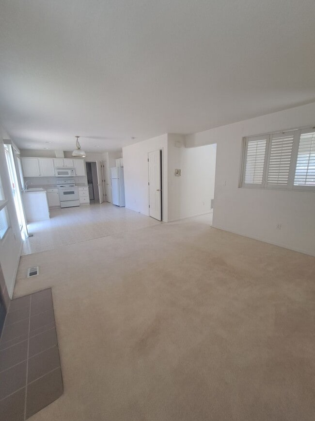 Building Photo - Beautiful Bright 3 bedroom - A/C  - Move i...