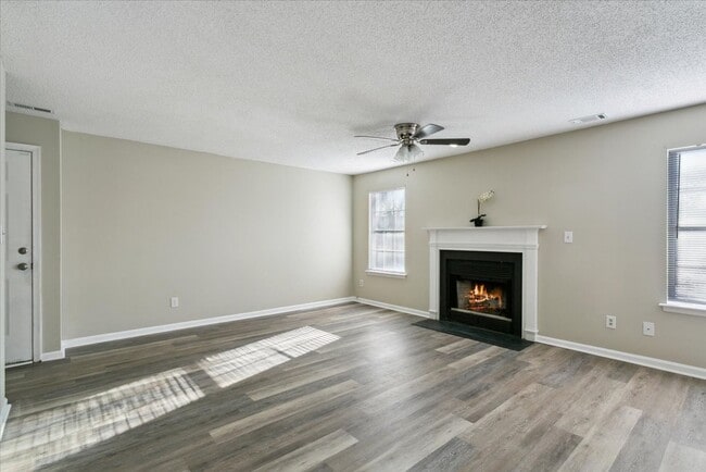 Building Photo - Updated 2 Bedroom 2 Bath Condo Near Fort Eustis and Williamsburg