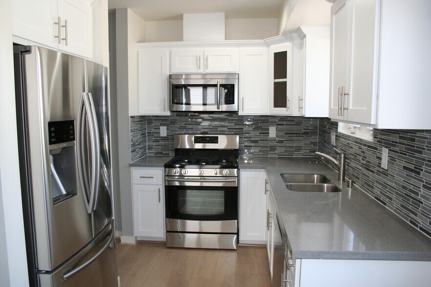 Building Photo - 5313 Riverton Ave