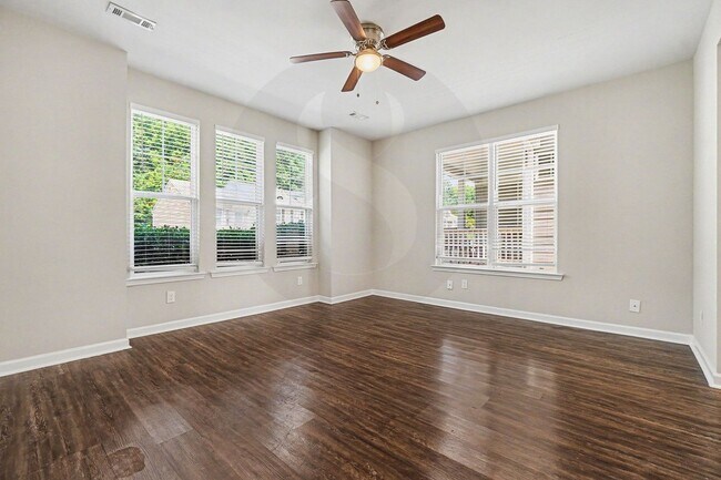 Building Photo - Must See 3BR/2.5BA Home in East Point!