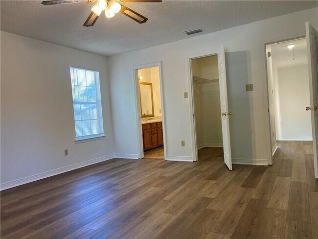 Building Photo - 132 Bayou Sara Ave