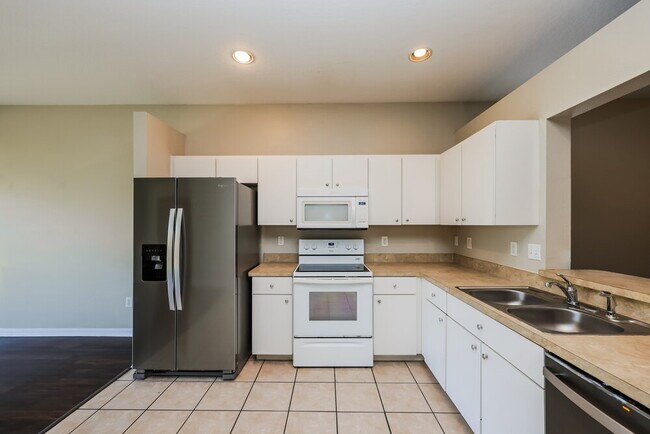 Building Photo - 6327 Bridgecrest Dr