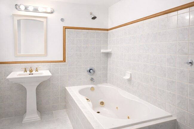 Building Photo - Space, Comfort & Convenience — Discover This Hidden Gem in Charlotte