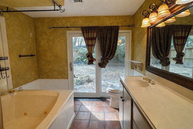 Building Photo - 202 Hardy St