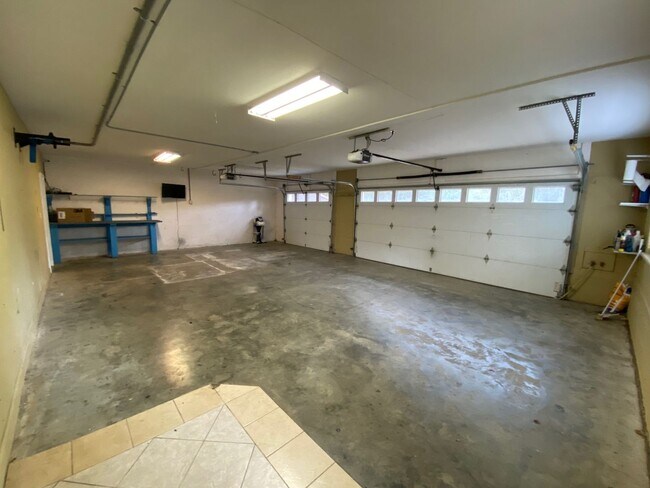 Building Photo - 170 S Willow Brook Dr