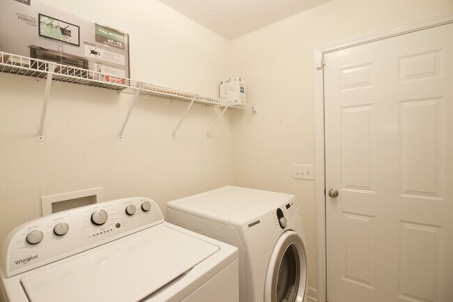 Building Photo - Great 3 bed + bonus house in Aberdeen