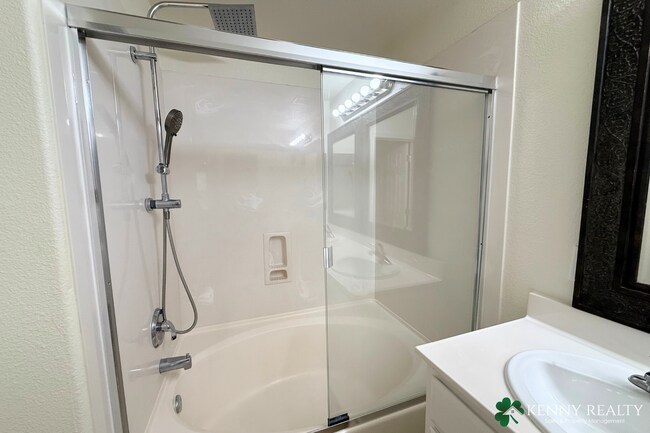 Building Photo - Townhome in the Peninsula's Most Walkable Neighborhood