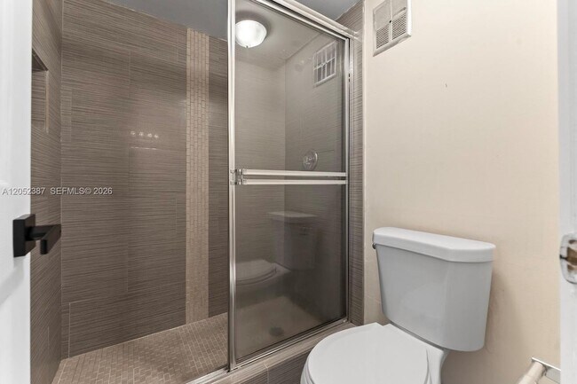 Building Photo - 430 Commodore Dr