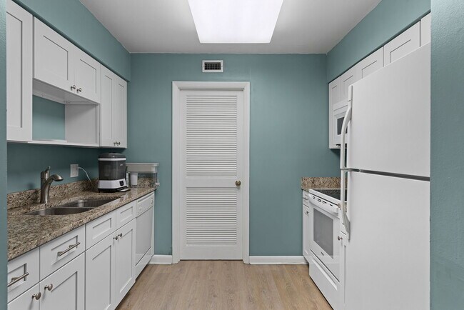 Building Photo - 260 Crown Oaks Way