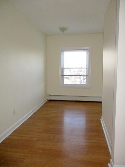 Building Photo - 2 Central St