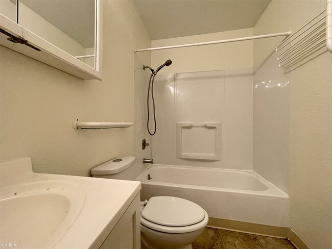 Building Photo - 1 br, 1 bath Condo - 17431 Ambaum Boulevar...