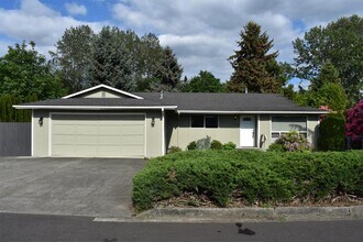 Building Photo - 3 bedroom in Bellevue WA 98006