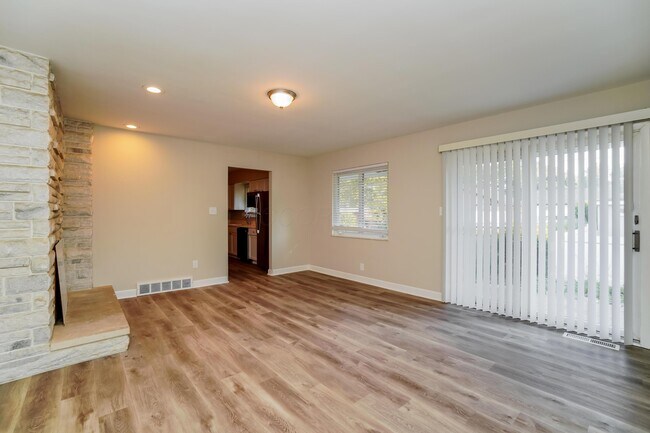 Building Photo - 9548 Brookside Dr