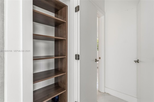 Building Photo - 345 Fairway Dr