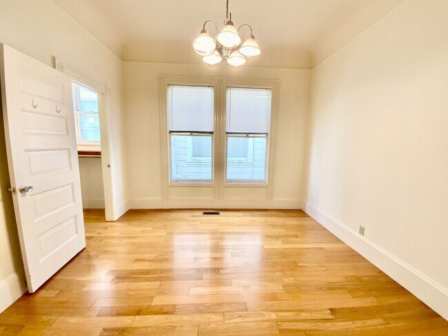 Building Photo - Full Floor Flat. PARKING! IN-UNIT LAUNDRY!...
