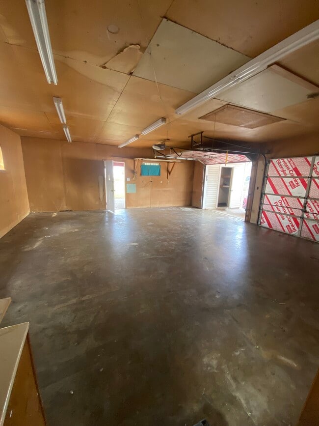 Building Photo - 3803 Poinsettia Dr