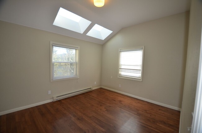 Building Photo - Great Location, Walk to Everything! Update...