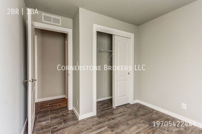 Building Photo - 305 Omnia-A