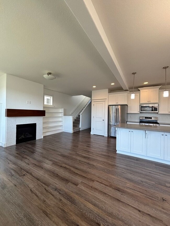 Building Photo - 2 Story Home in the Desirable Columbia Estates Development